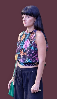 时尚花色无袖雪纺纱美女图片