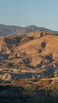 偏远丘陵高原地势地貌摄影图片