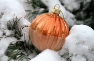 置放在白色积雪中的圣诞彩球图片