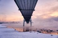 冬日黄昏冰河木桥仰拍摄影图片