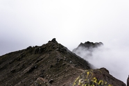 雾气朦胧连绵山脉风光摄影图片