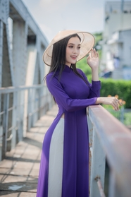 穿着紫色奥黛旗袍戴斗笠的越南美女图片