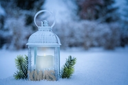 冬季雪地圣诞手提灯摄影图片