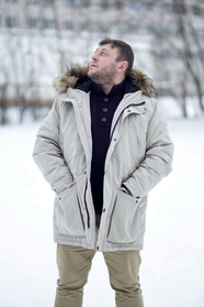 冬天站在雪地上的白色夹克帅哥图片