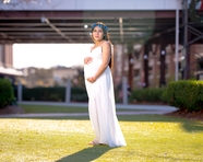 草地白色长裙孕妇美女写真图片