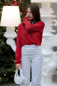 街拍红色羊毛衫白色牛仔裤美女图片