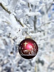 冬天积雪树枝挂着的圣诞球图片