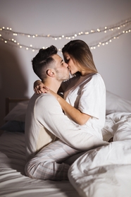 欧美床上情侣浪漫接吻图片