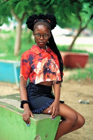 皮肤黝黑非洲戴眼镜少女美女图片