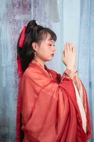 双手合十祈祷的红色古典汉服美女图片