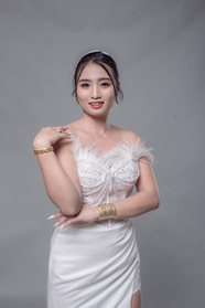亚洲新娘美女白色吊带婚纱裙写真图片