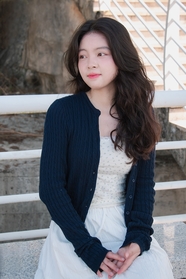 亚洲黑色小开衫卷发美女写真图片