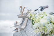 婚礼单车白色高跟鞋摄影图片
