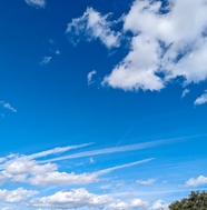 蓝色天空层层浮云摄影图片