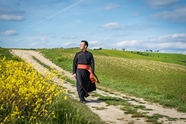 蒙古服饰牧民在草原上散步图片