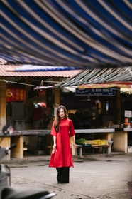 越南集市红色奥黛美女摄影图片