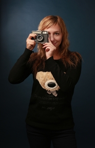 俄罗斯美女手持复古相机拍照图片