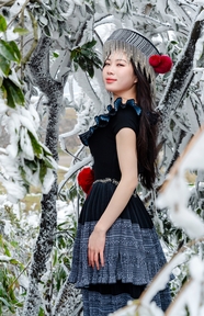 冬季时尚亚洲传统服饰美女写真图片