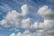 蓝色天空白云背景摄影图片