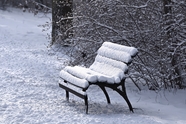 冬季唯美雪地椅子雪景意境摄影图片