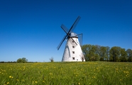 夏日绿色草地白色风车建筑摄影图片