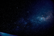 静谧深邃蓝色夜空星云摄影图片