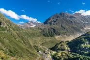 蓝天白云阿尔卑斯山山脉风光摄影图片