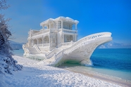 冬季克罗地亚海边被白雪覆盖的轮船图片