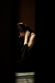 伊朗美女抑郁伤感黑色艺术风格摄影图片