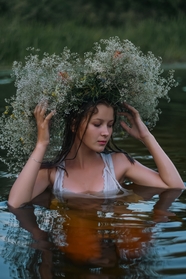 河中湿身诱惑性感少女美女图片