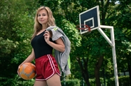篮球场手持篮球的美女图片