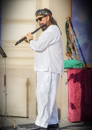 欧美街头吹笛子的艺人摄影图片