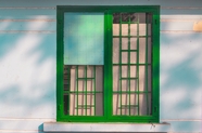 涂着绿色油漆的窗户摄影图片