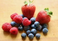 新鲜红色草莓蓝莓覆盆子摄影图片