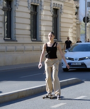 欧美美女街头滑板运动摄影图片