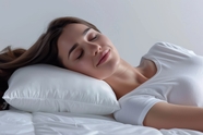 欧美美女躺在白色枕头上睡觉图片