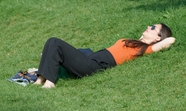 躺在草地上休息的美女图片