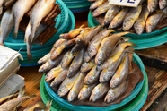 市场摆摊新鲜小黄鱼摄影图片