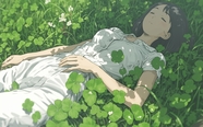 躺在四叶草地上的动漫美女图片