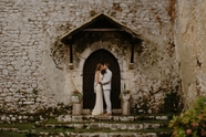 古建筑前亲吻的婚纱情侣图片