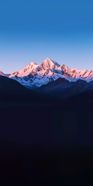 蓝色天空巍峨雪山山脉摄影图片