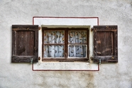 白色墙壁木制玻璃窗户摄影图片
