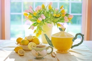 窗户桌台郁金香插花柠檬茶水摄影图片