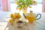 桌面插花柠檬果茶摄影图片