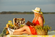 海边野餐看书的美女图片