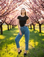 粉色樱花林草地牛仔裤模特美女图片