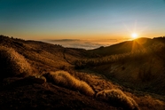 日暮黄昏远山山脉夕阳西下图片