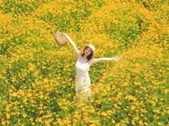 春天漫山遍野鲜花美女写真图片