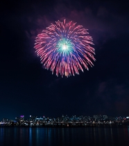 江滨城市烟花夜景图片