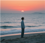 日暮黄昏海边少年剪影图片